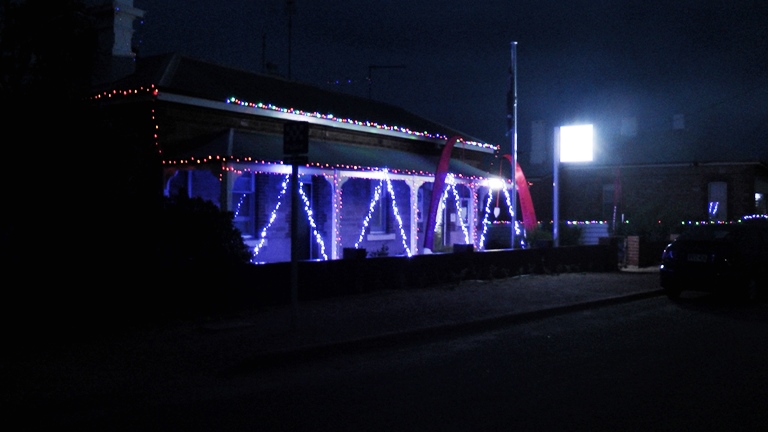 Polizeistation mit Weihnachtsbeleuchtung